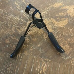 Eyelash curler